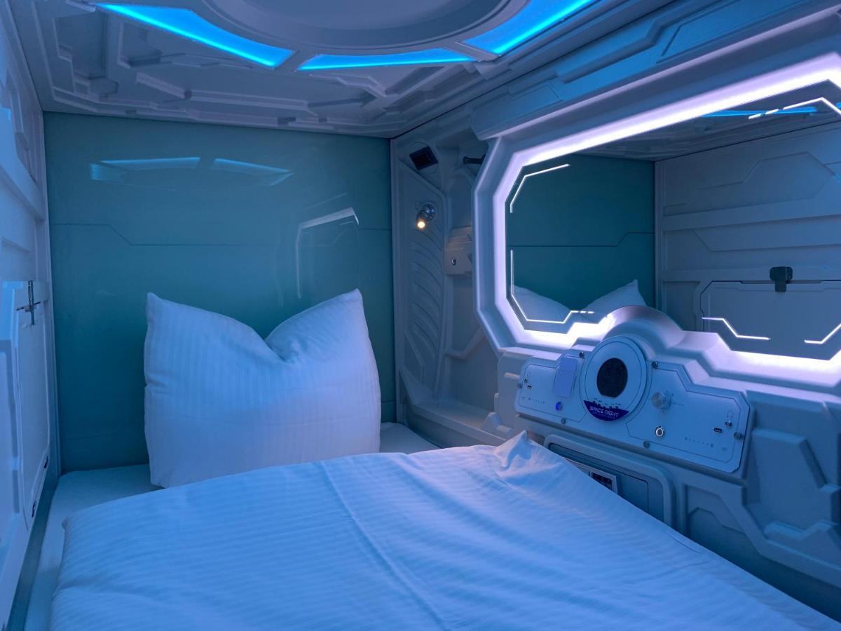 Space Night Capsule Hostel Berlin Eksteriør billede